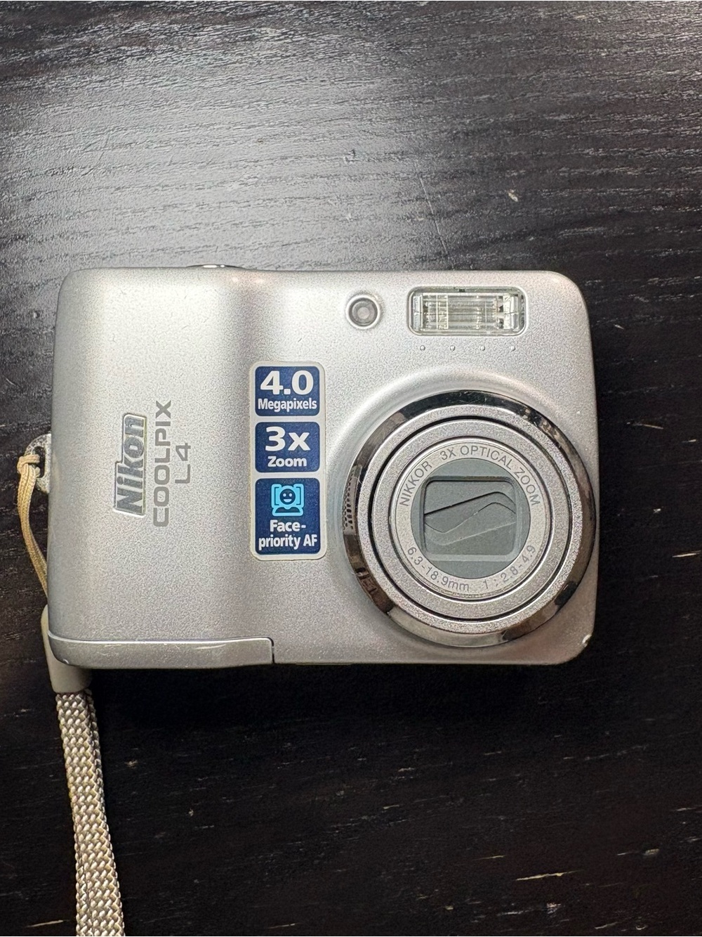 Nikon Coolpix L4 digital camera for parts (camera turns on and takes pictures)